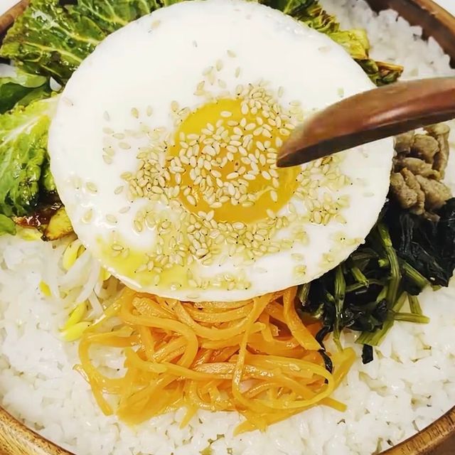 【韓国コンビニ】ドバイチョコもちの次はこれ!GS25から旬の「春白菜(ボムドン)ビビンバ」が新登場。4,900ウォンでトレンドを先取り!