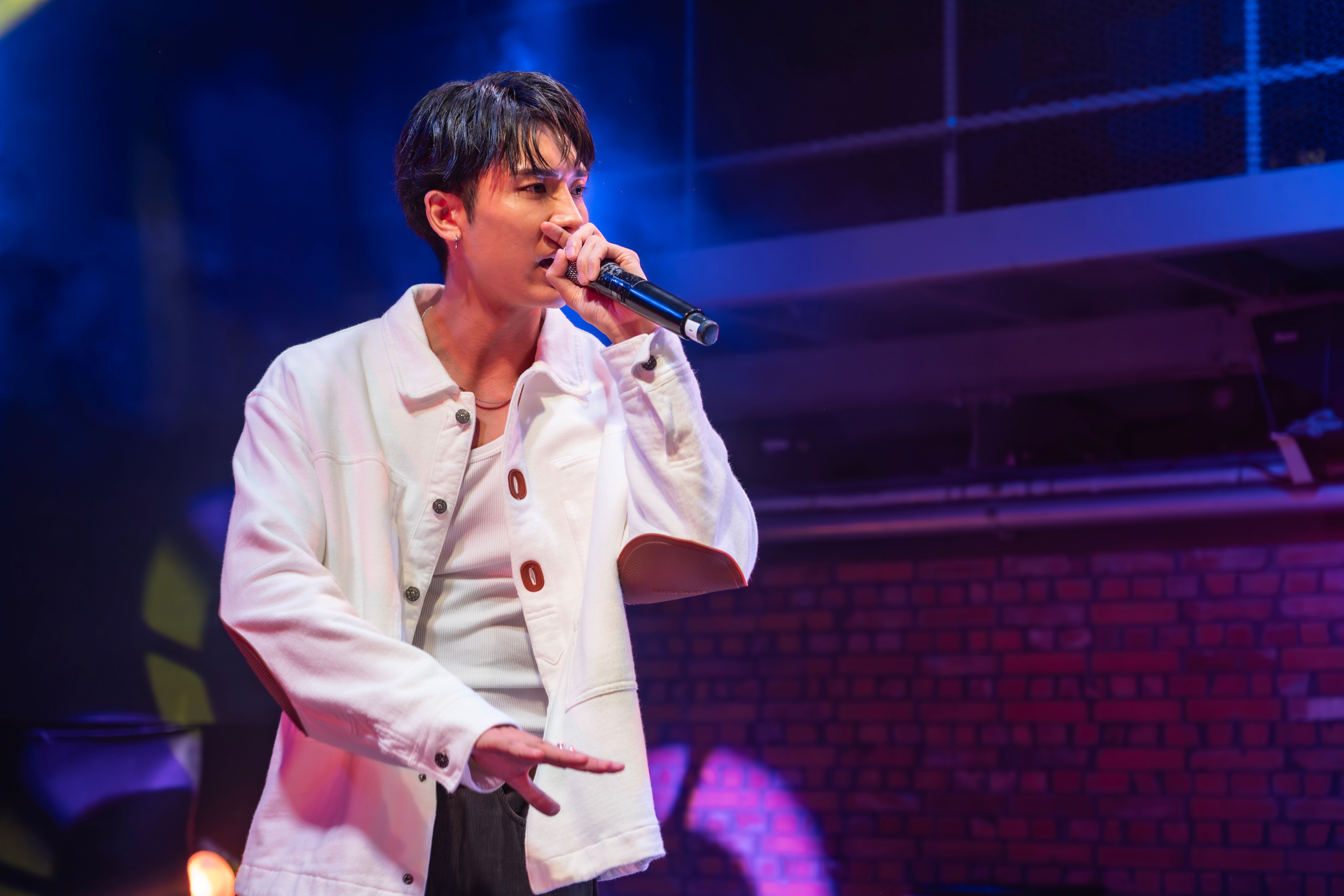 安達祐人、初ショーケース「BLUE SPRING」で魅せた真摯な音楽とファンへの想い――代官山SPACE ODDが感動の渦に