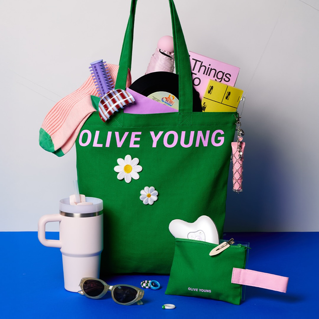 オリーブヤングから初のブランドグッズが誕生!ポップで実用的なバッグ&ポーチが可愛すぎると話題
