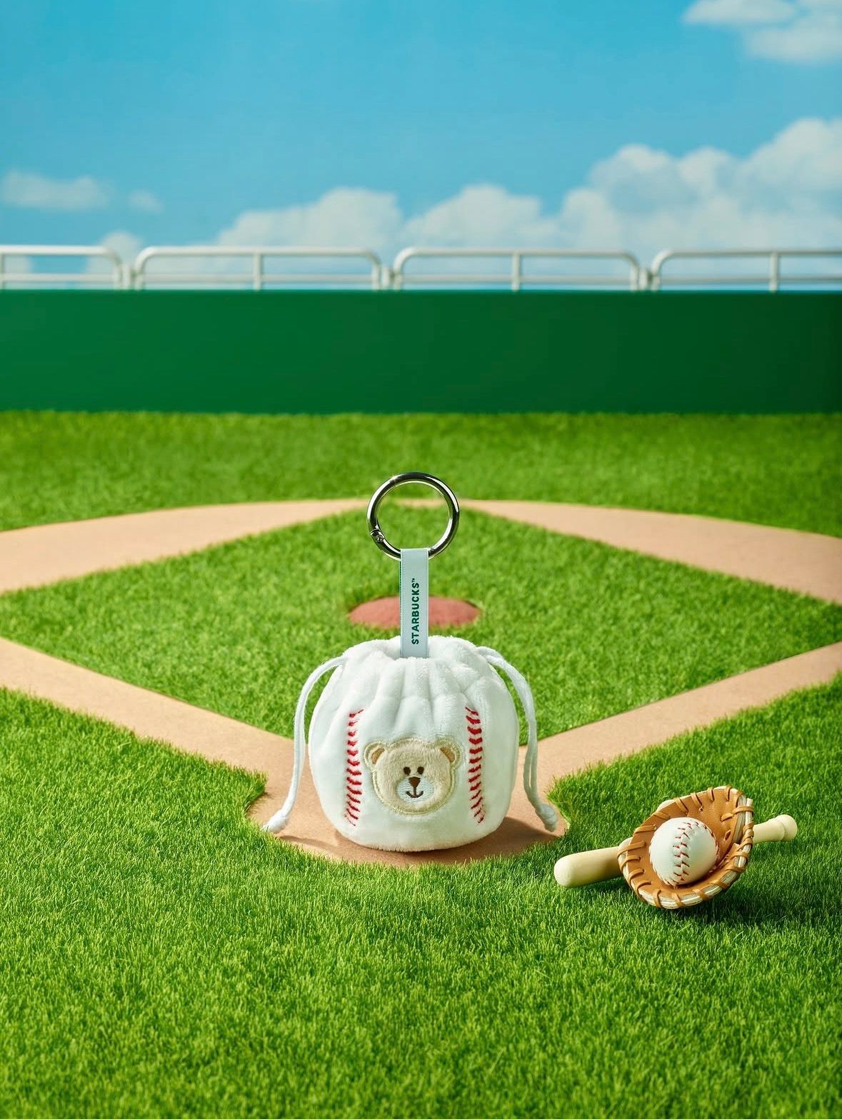 【韓国スタバ】野球ファン必見！ベアリスタが描かれた「野球ボール福巾着キーリング」が数量限定で登場