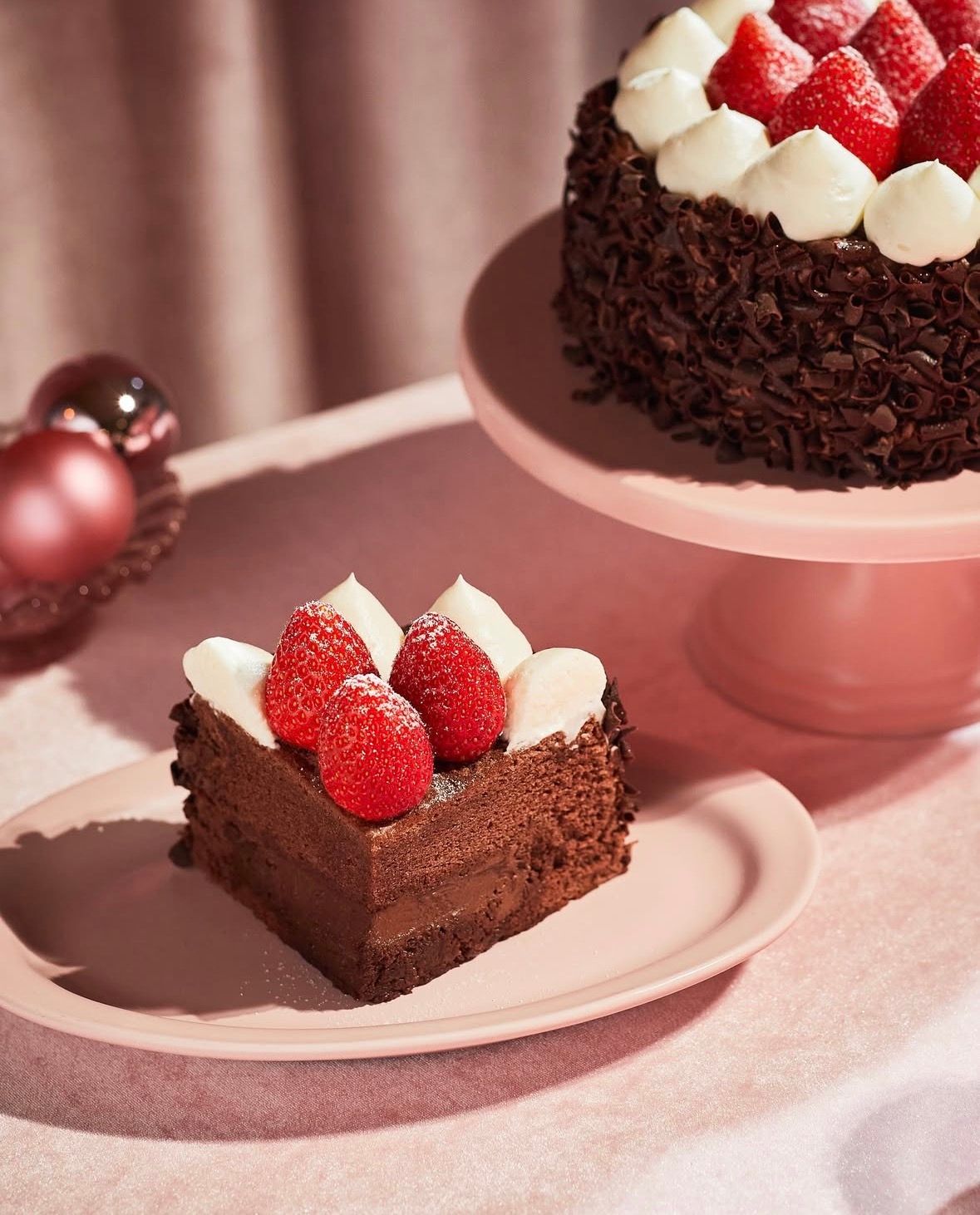 スターバックス韓国｜国産いちごが主役“いちごチョコしっとりケーキ”がクリスマス限定で登場！