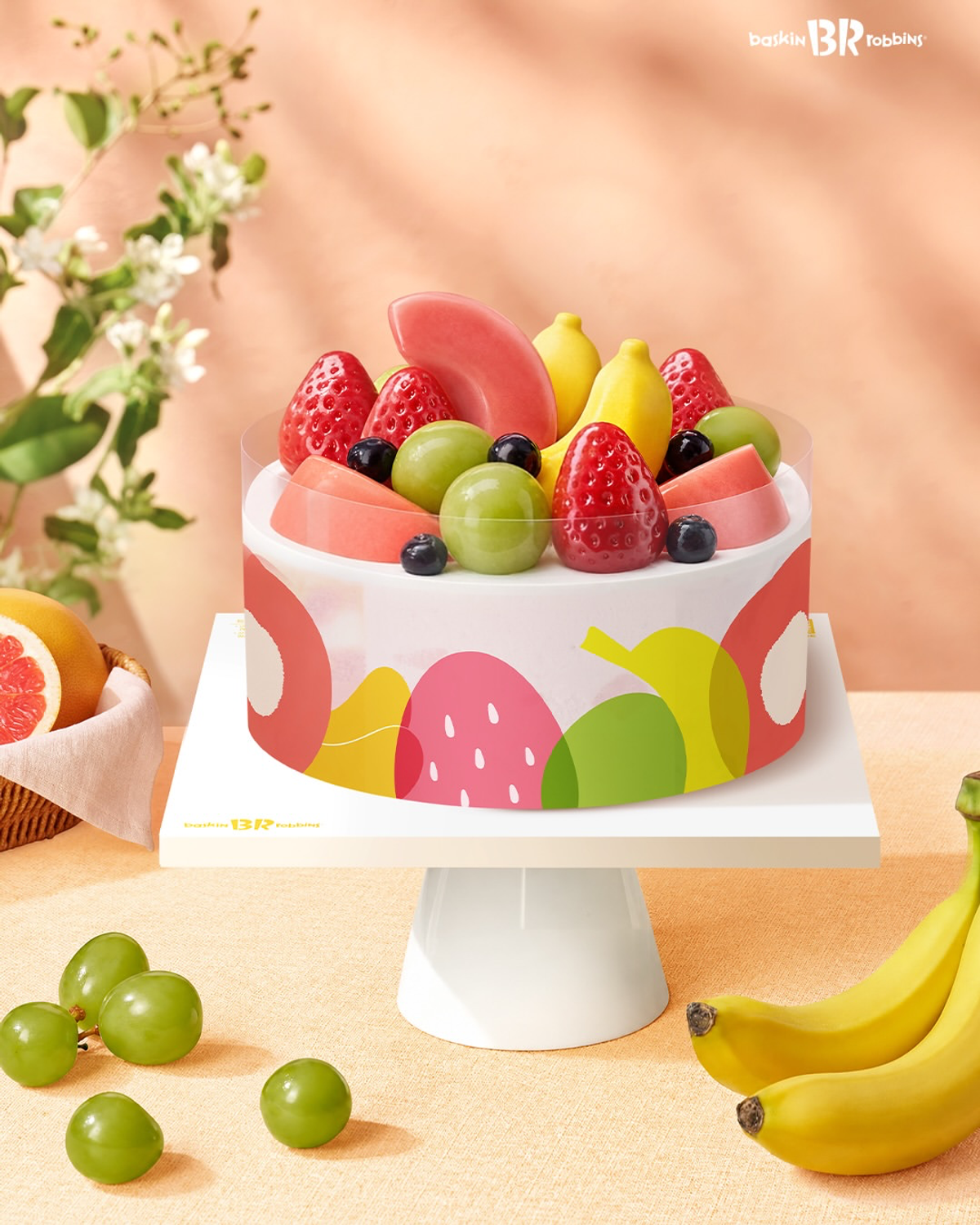 韓国サーティワンに新作「フルーツケーキ」登場!いちご・桃・ぶどうなどを飾った華やかなアイスケーキ
