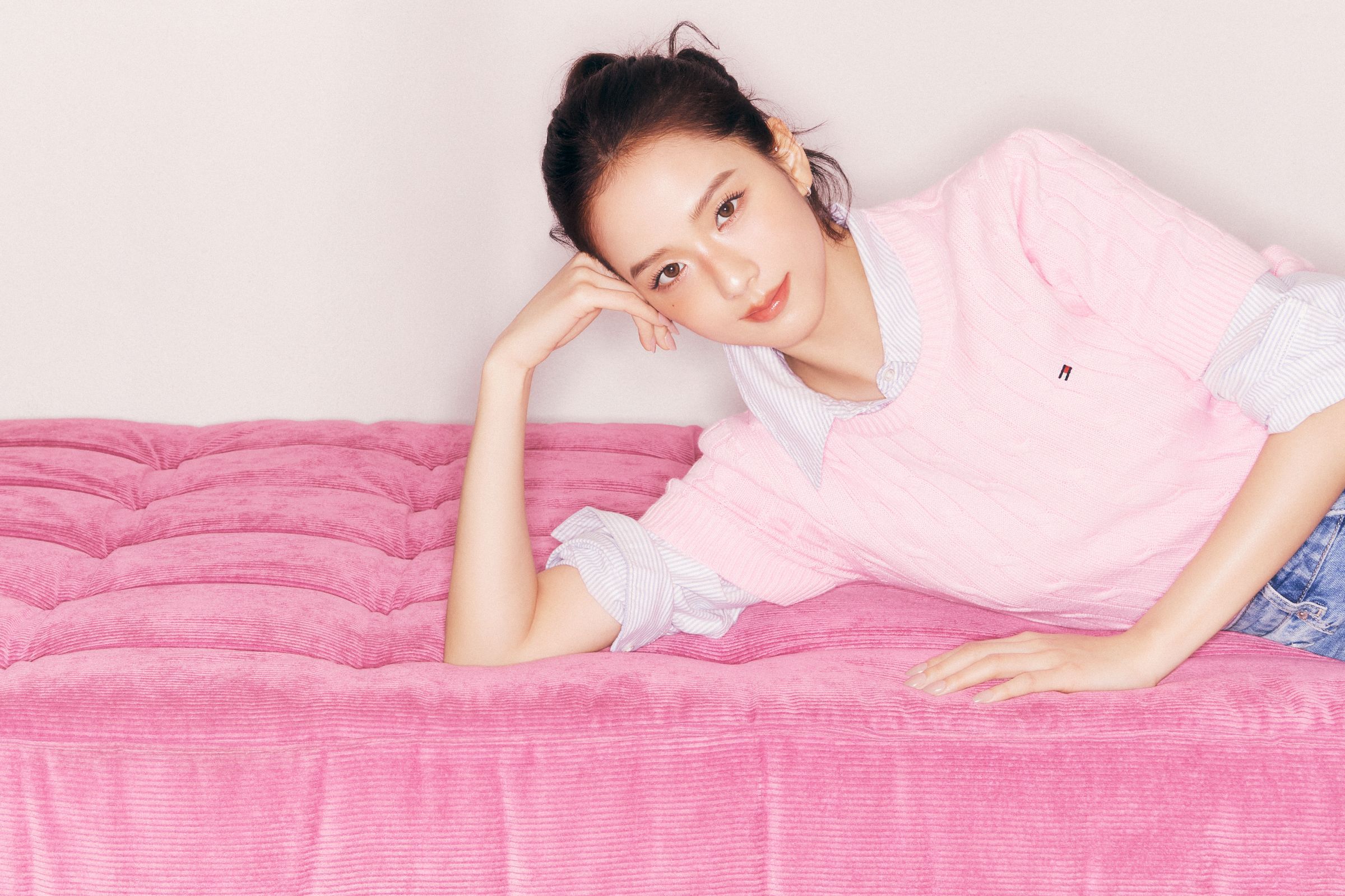 トミー ヒルフィガー、ジスを起用した2025年春キャンペーンを発表 – 新時代のウィメンズスタイルを提案