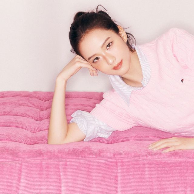 トミー ヒルフィガー、ジスを起用した2025年春キャンペーンを発表 – 新時代のウィメンズスタイルを提案