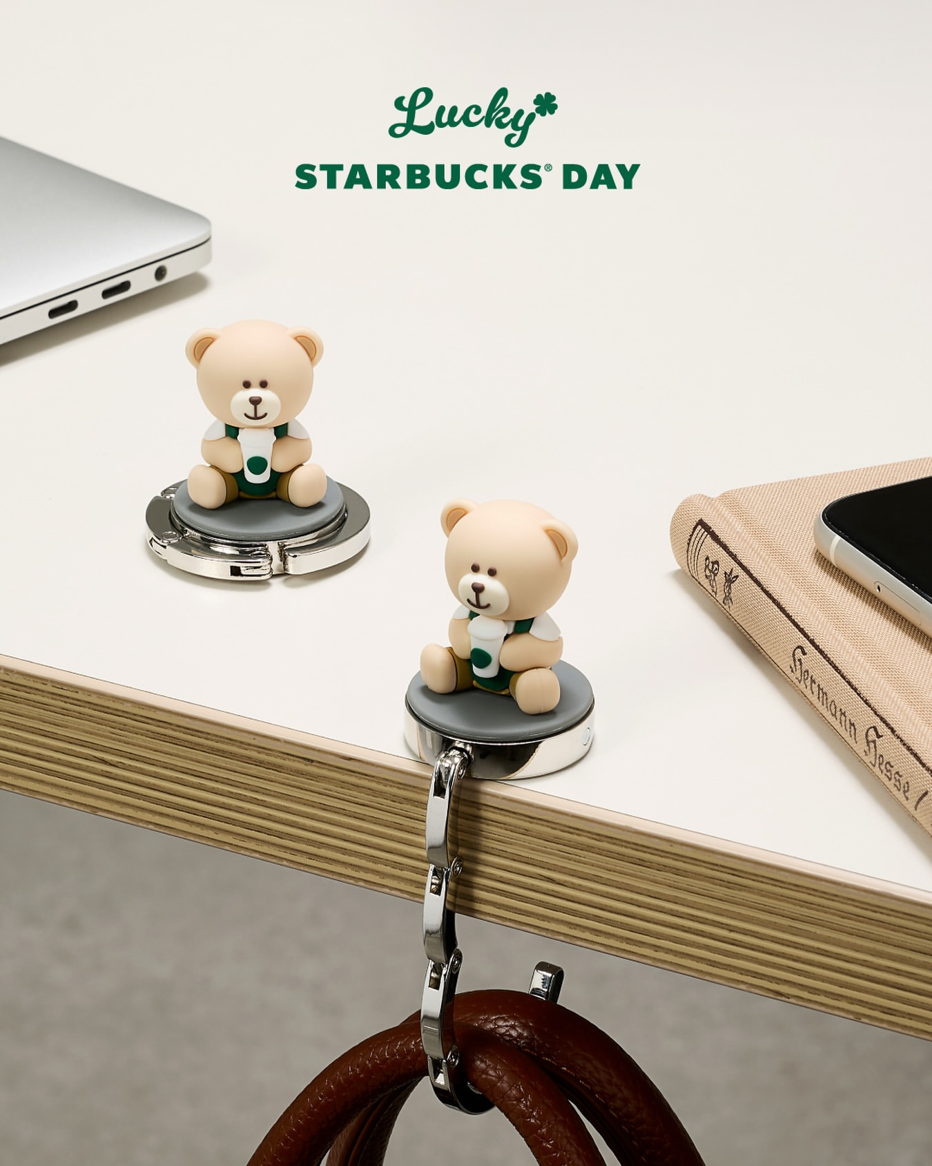 【韓国スタバ】4/17〜限定配布！デスクにちょこんと座る「ベアリスタ」のバッグハンガーが可愛すぎると話題