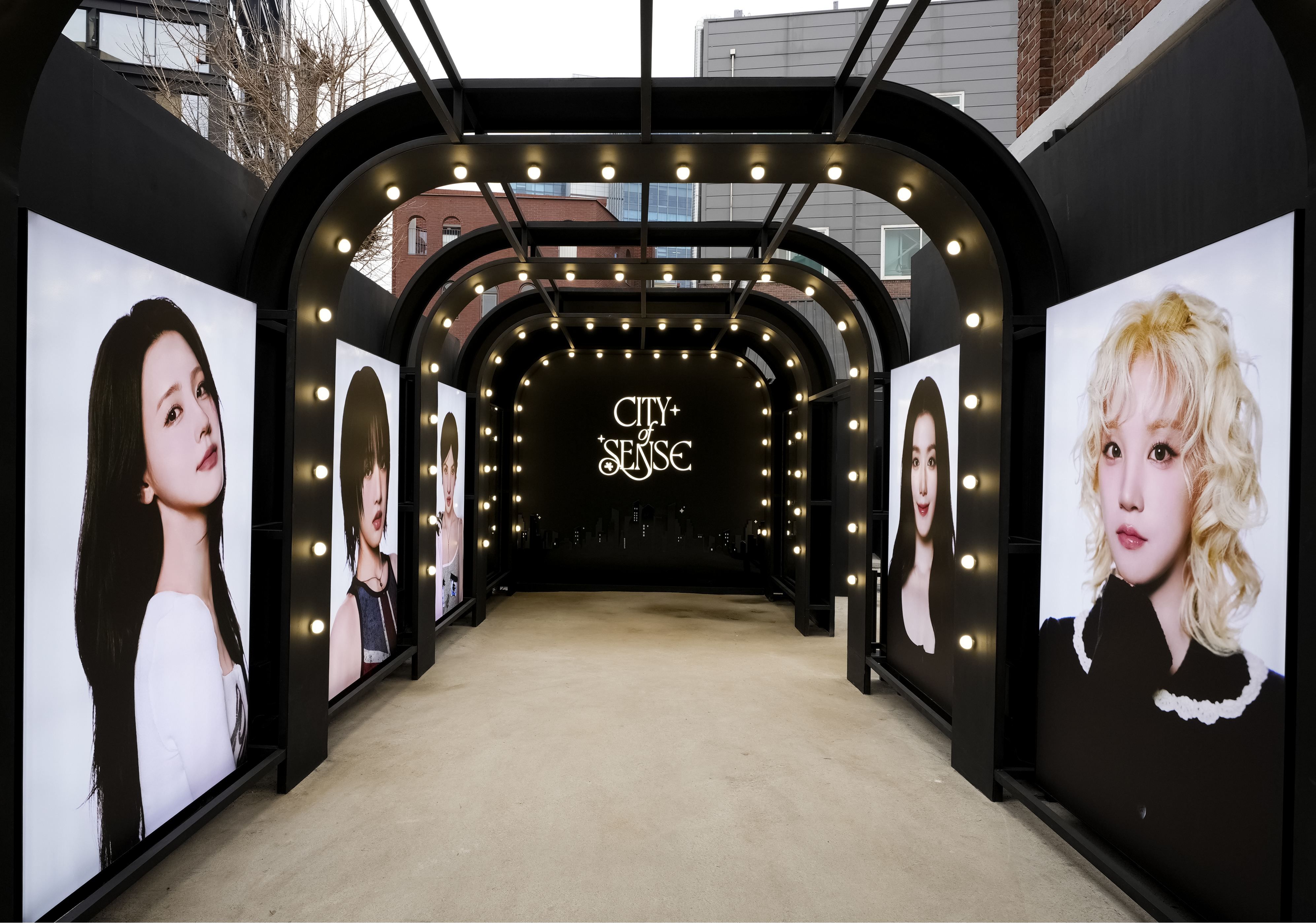 i-dle、感覚を刺激するメディア展示会「CITY of SENSE」開幕 ワールドツアーに先駆け五感で体感する没入型空間とは