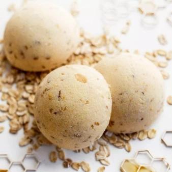 Zdjęcie dla produktu Ministerstwo Dobrego Mydła - Półkula do Kąpieli Mleko-Miód-Owies