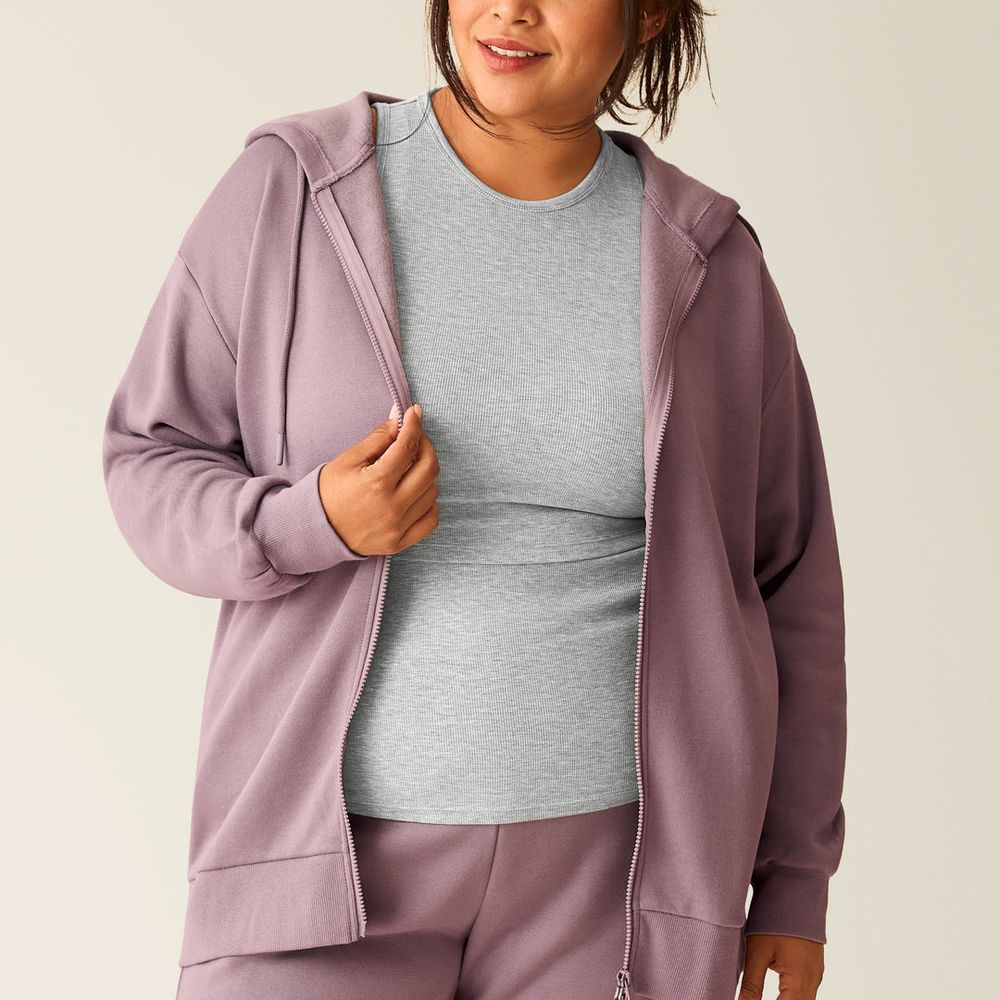 Woman wearing items from the Kindred Bravely Cloud Fleece collection in Dusty Mauve Woman wearing items from the Kindred Bravely Cloud Fleece collection in Dusty Mauve