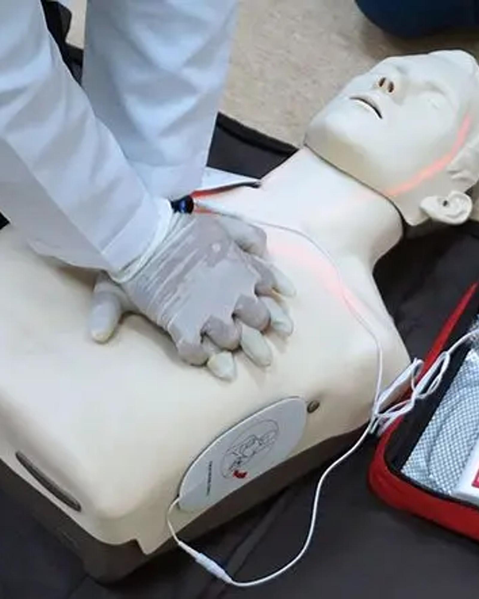 Hjertestarter og dukke