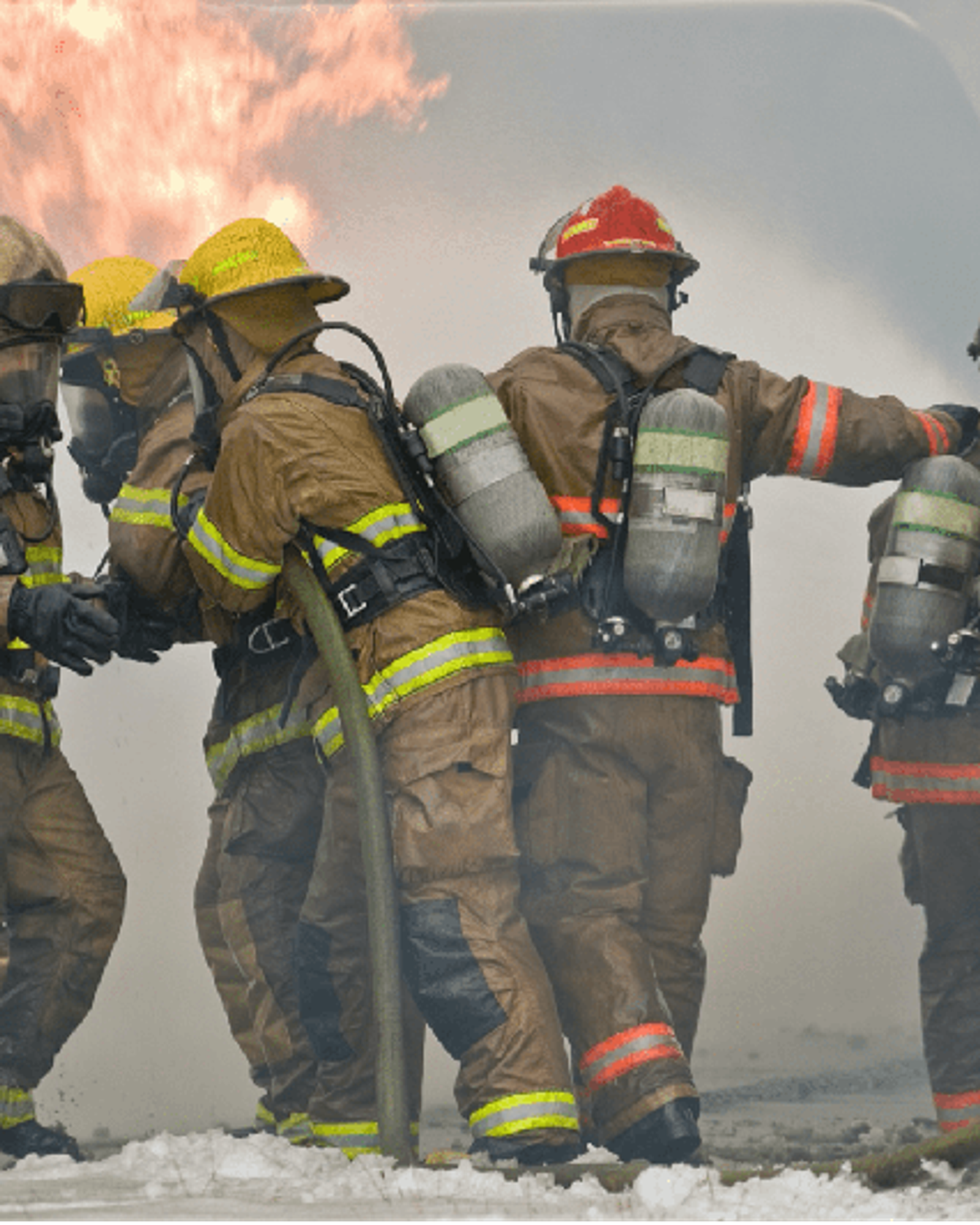 Brannmenn som slokker brann