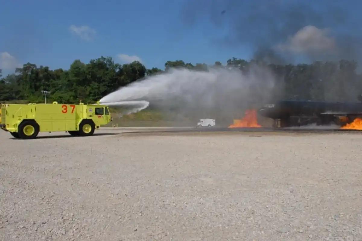 Brannbil med slukkeskum