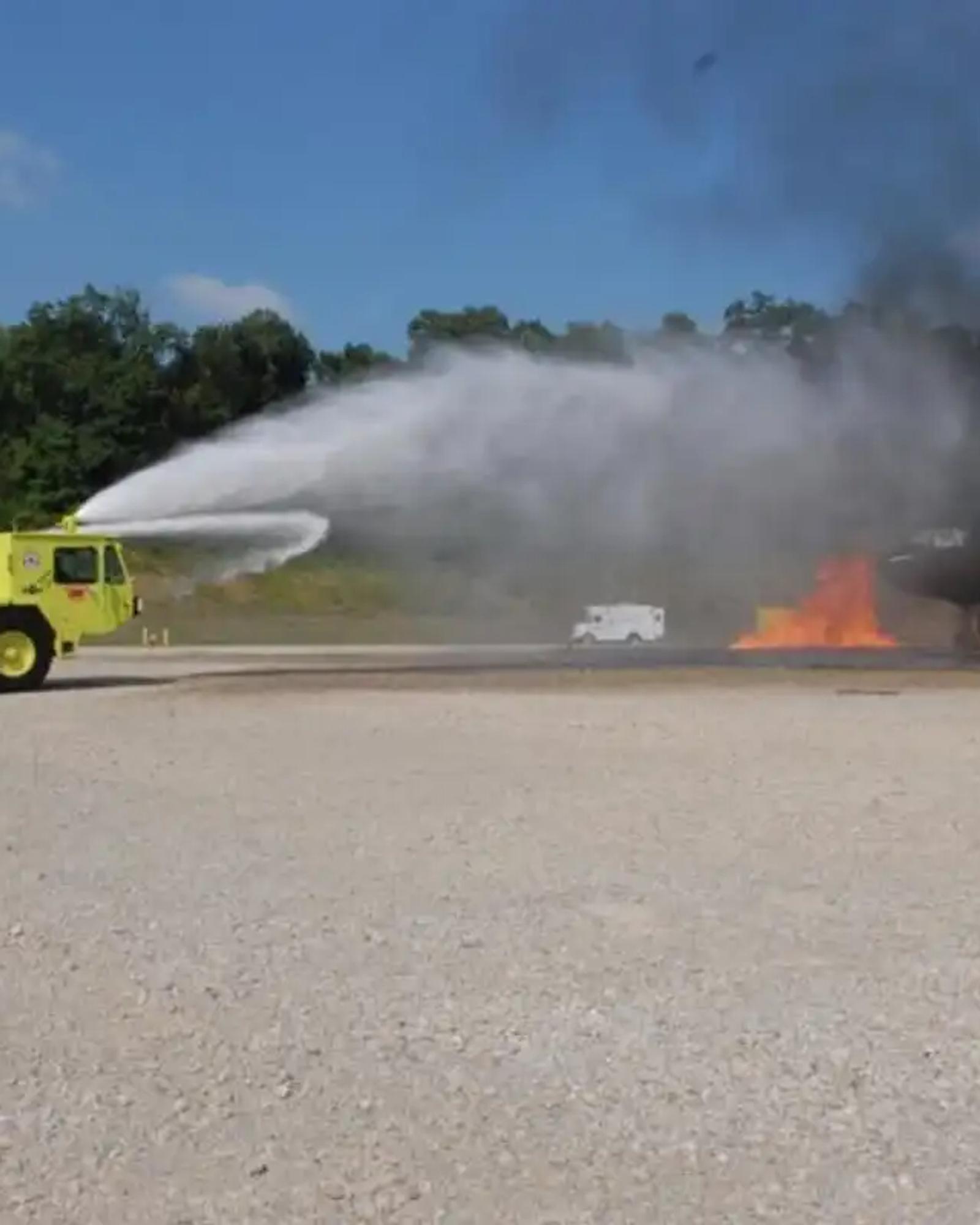 Brannbil med slukkeskum