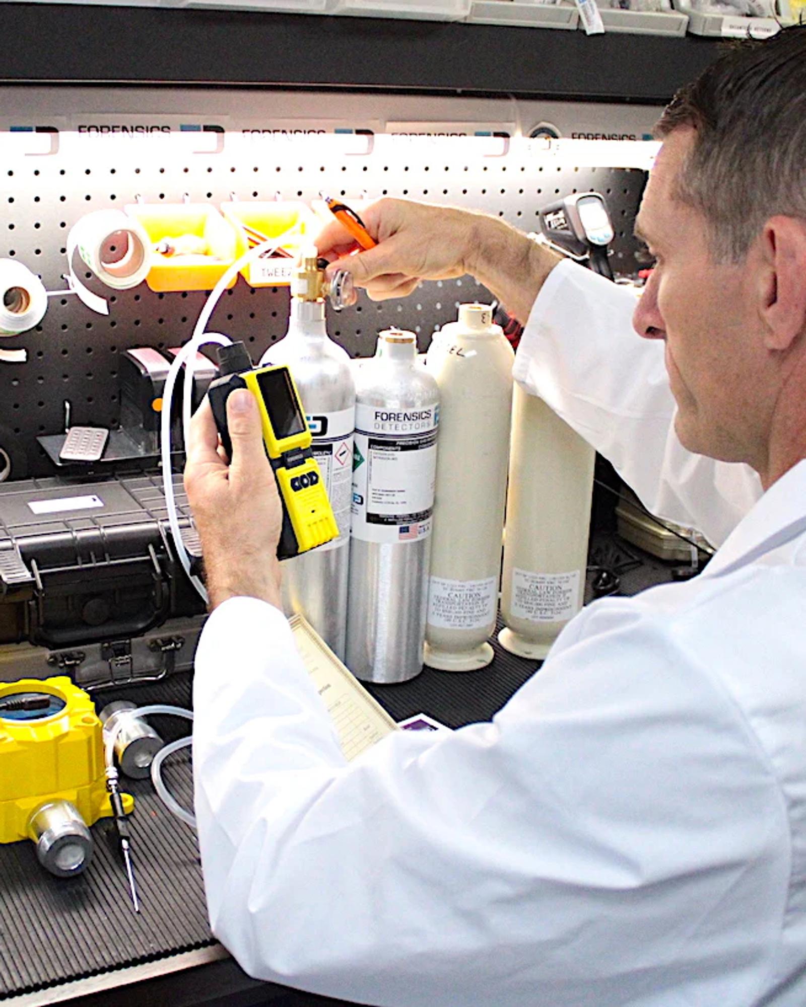 Man som utfører service