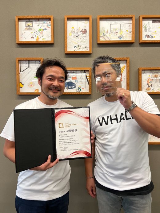 賞状とトロフィーを手に、満面の笑みでこちらを見ている男性2人の写真