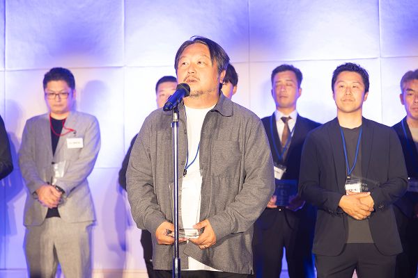 ステージ上で、受賞した喜びをコメントする様子