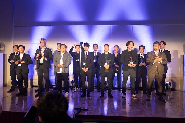 ステージに立つ受賞企業の様子