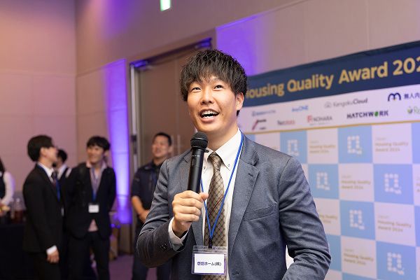 受賞企業のインタビューの様子：男性が嬉しそうにコメントしている