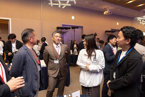 交流会の様子:にこやかに会話する人々