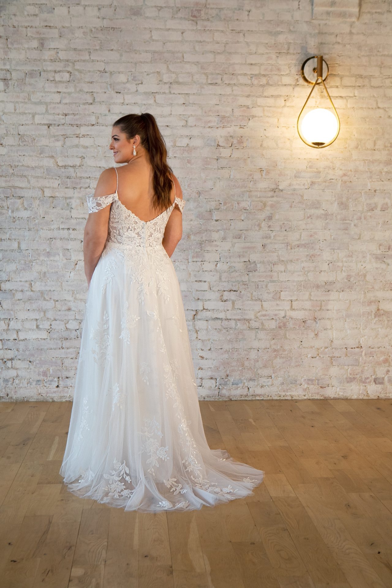 Elegant Lace A-Line Wedding Dress with Off-the-Shoulder Sleeves