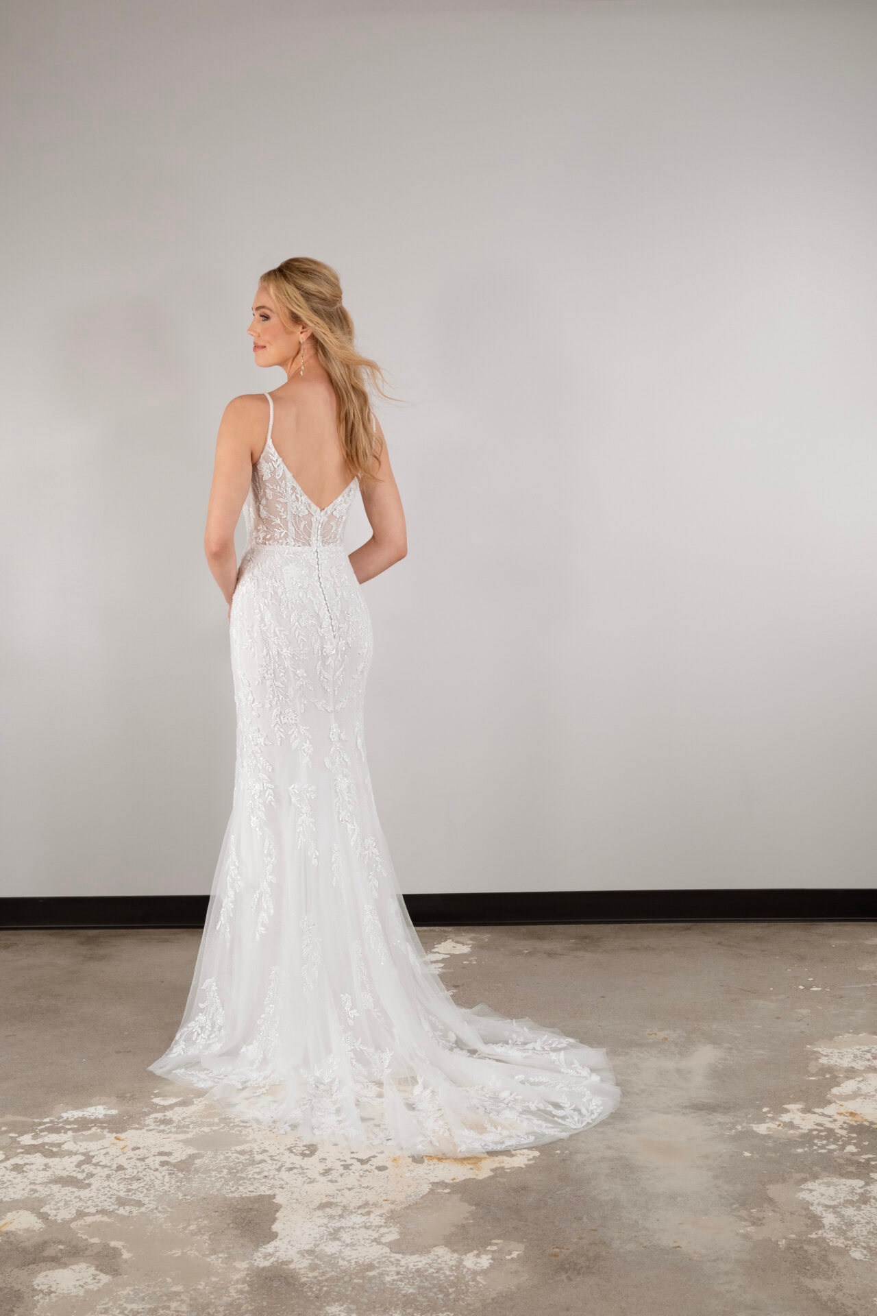Timeless Lace and Tulle Fit-and-Flare Wedding Dress with Scoop Neckline