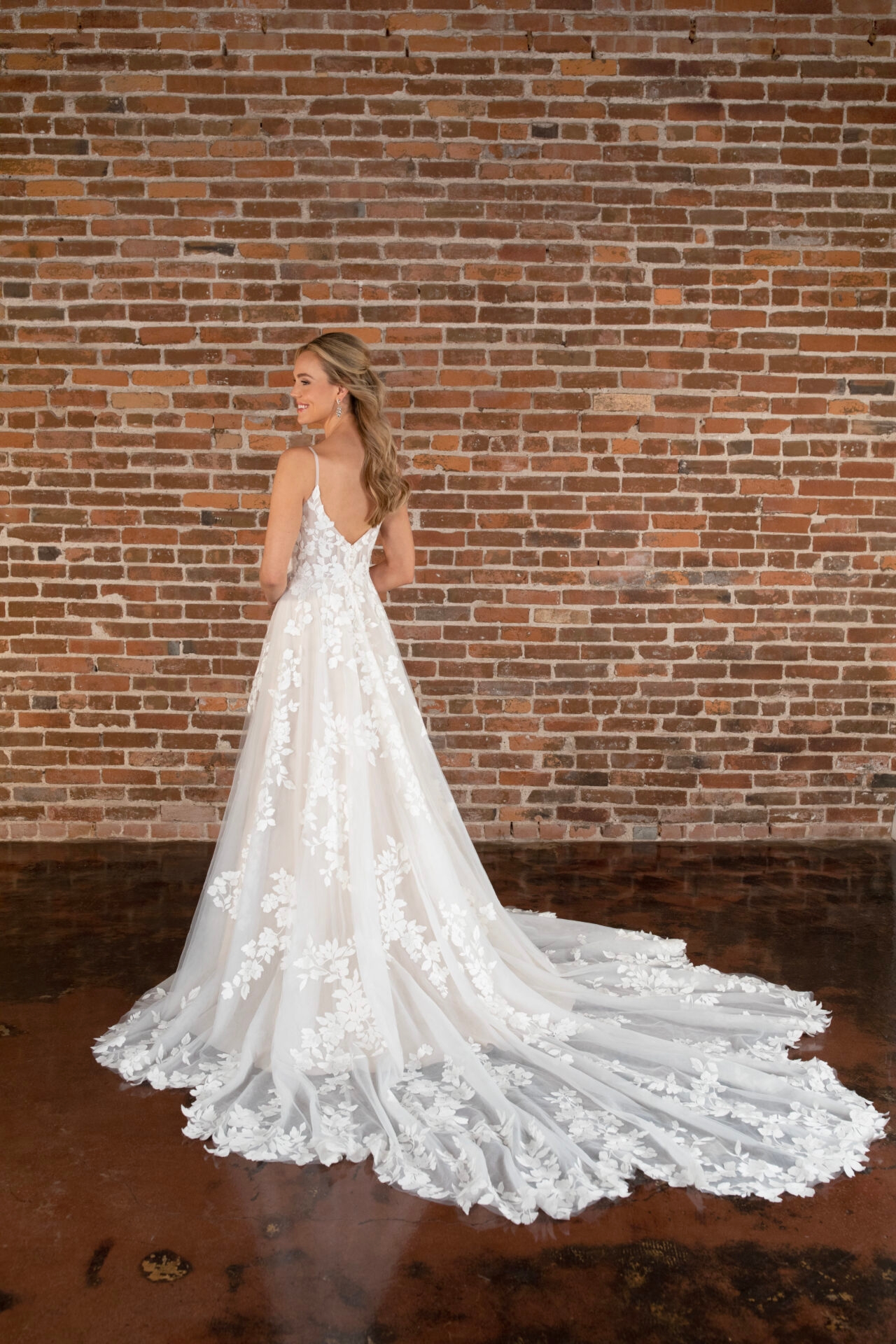 Timeless Spaghetti Strap A-Line Wedding Dress in Floral Lace and Tulle