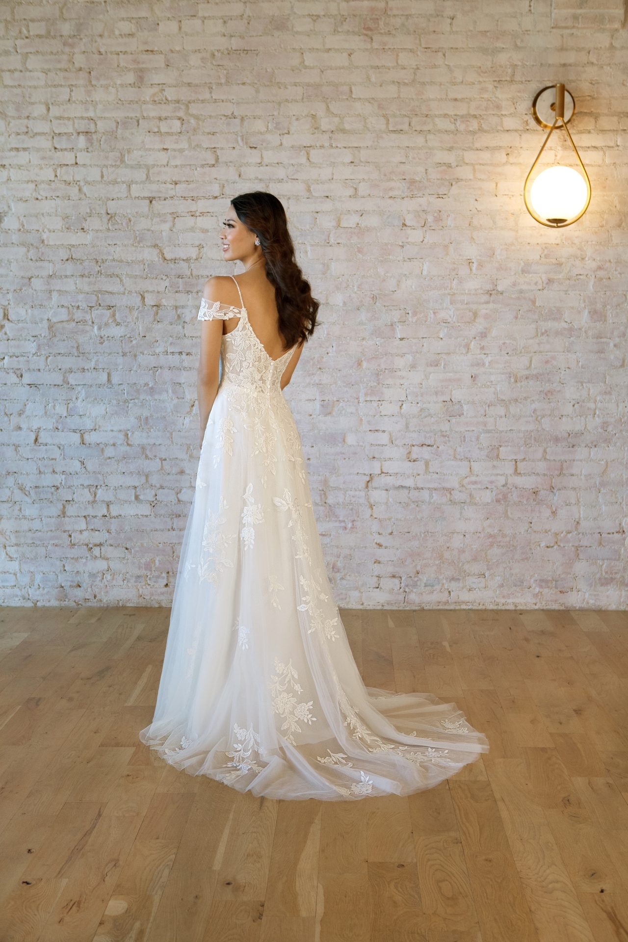 Elegant Lace A-Line Wedding Dress with Off-the-Shoulder Sleeves