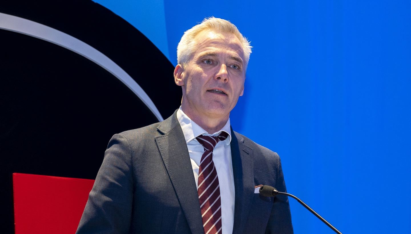 Adlercreutz på partidagen: Den politiska mitten behövs