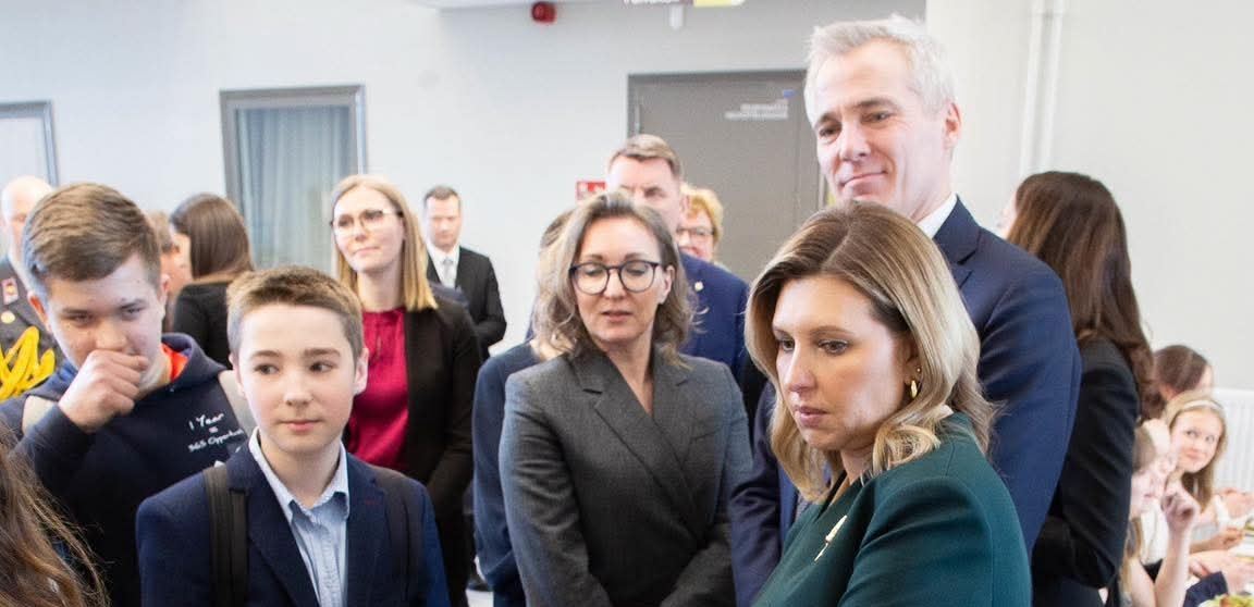 Adlercreutz deltog i Ukrainas presidents maka Olena Zelenskas skolbesök i Kyrkslätt
