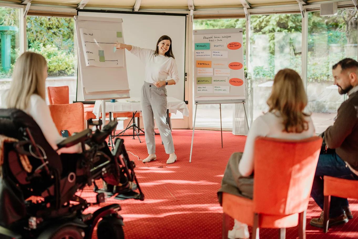 Timi Csontos mentre conduce un workshop