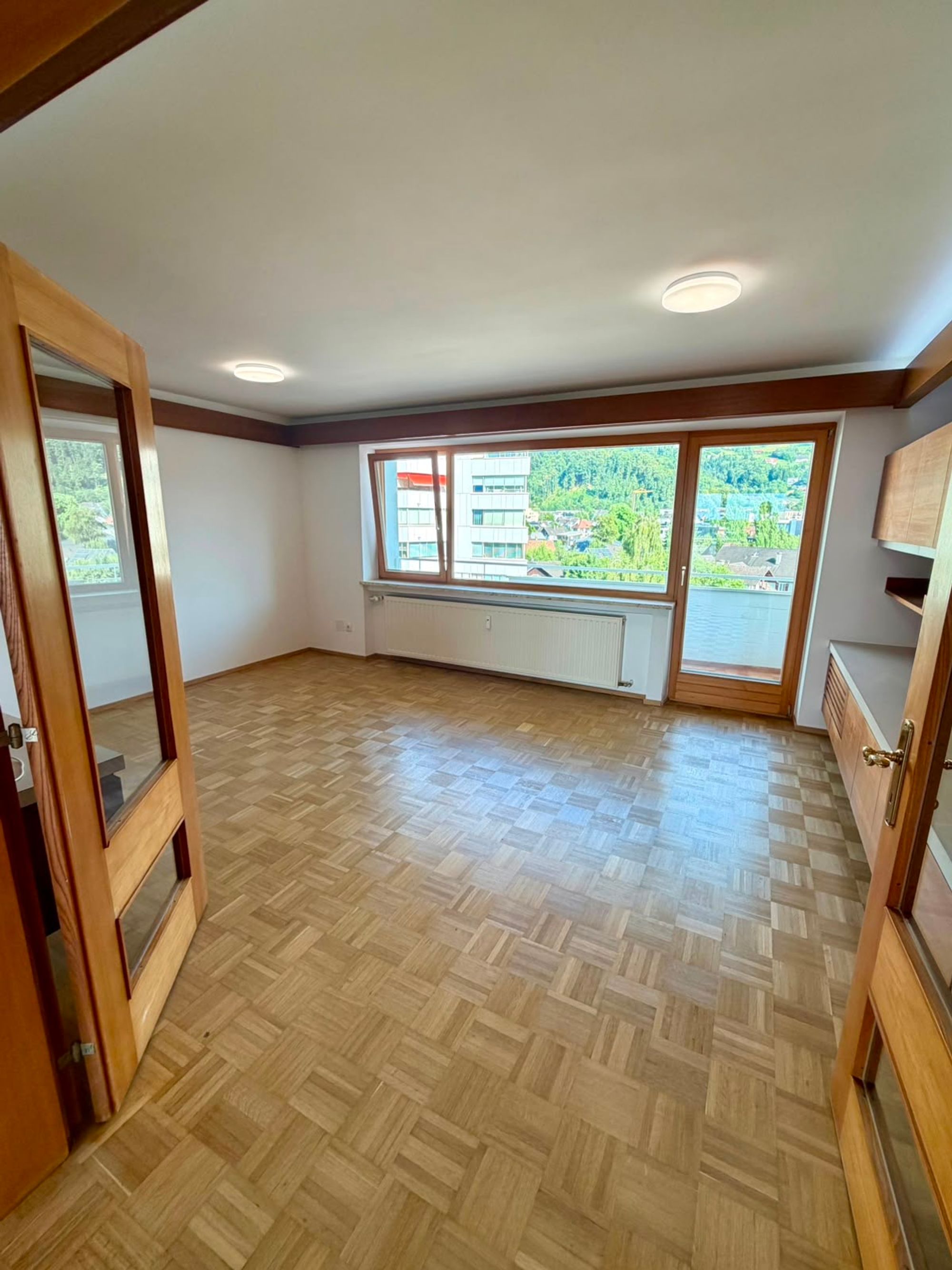 Wohnzimmer mit Zugang Balkon 1