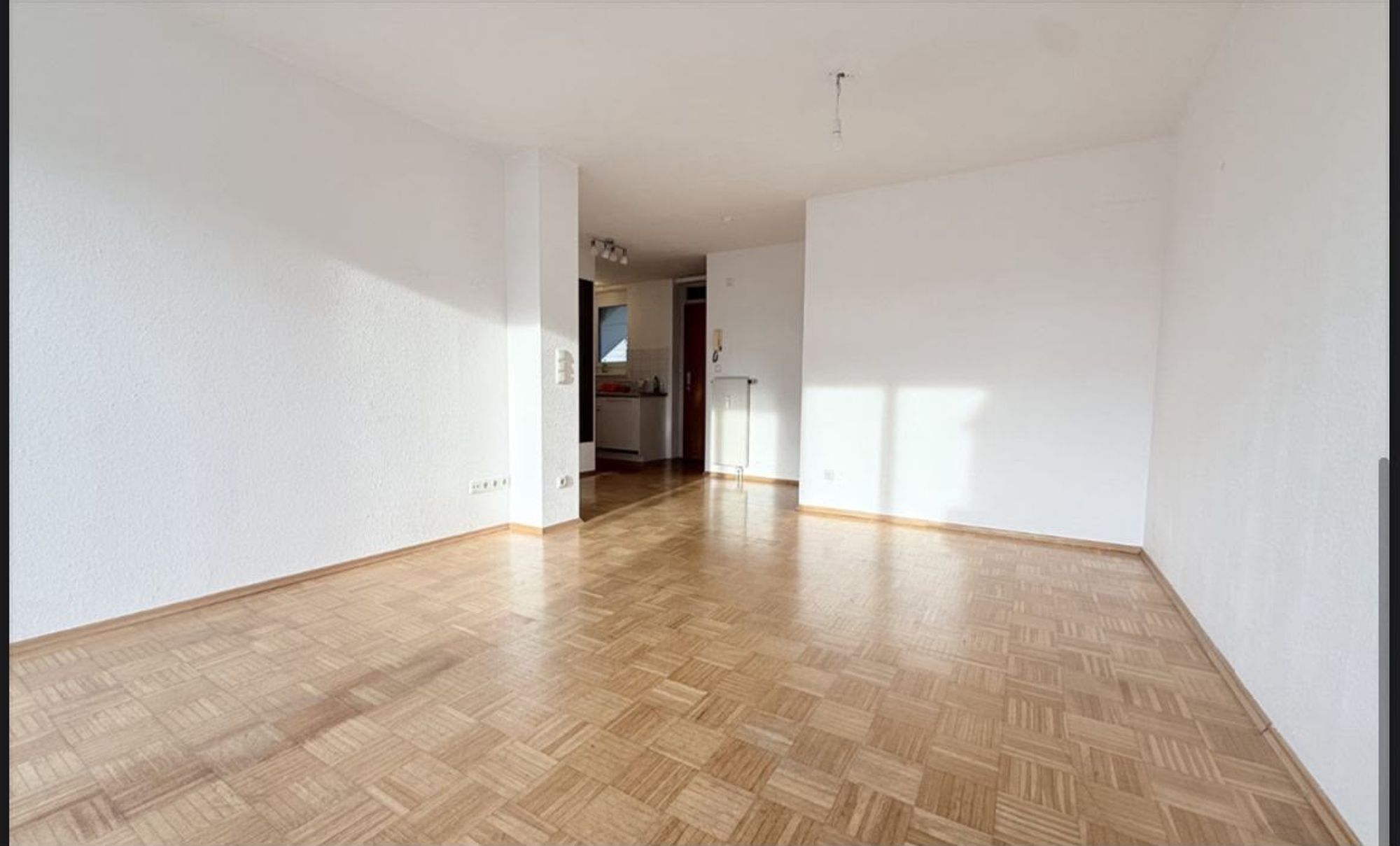 Wohnzimmer mit Zugang zum Balkon