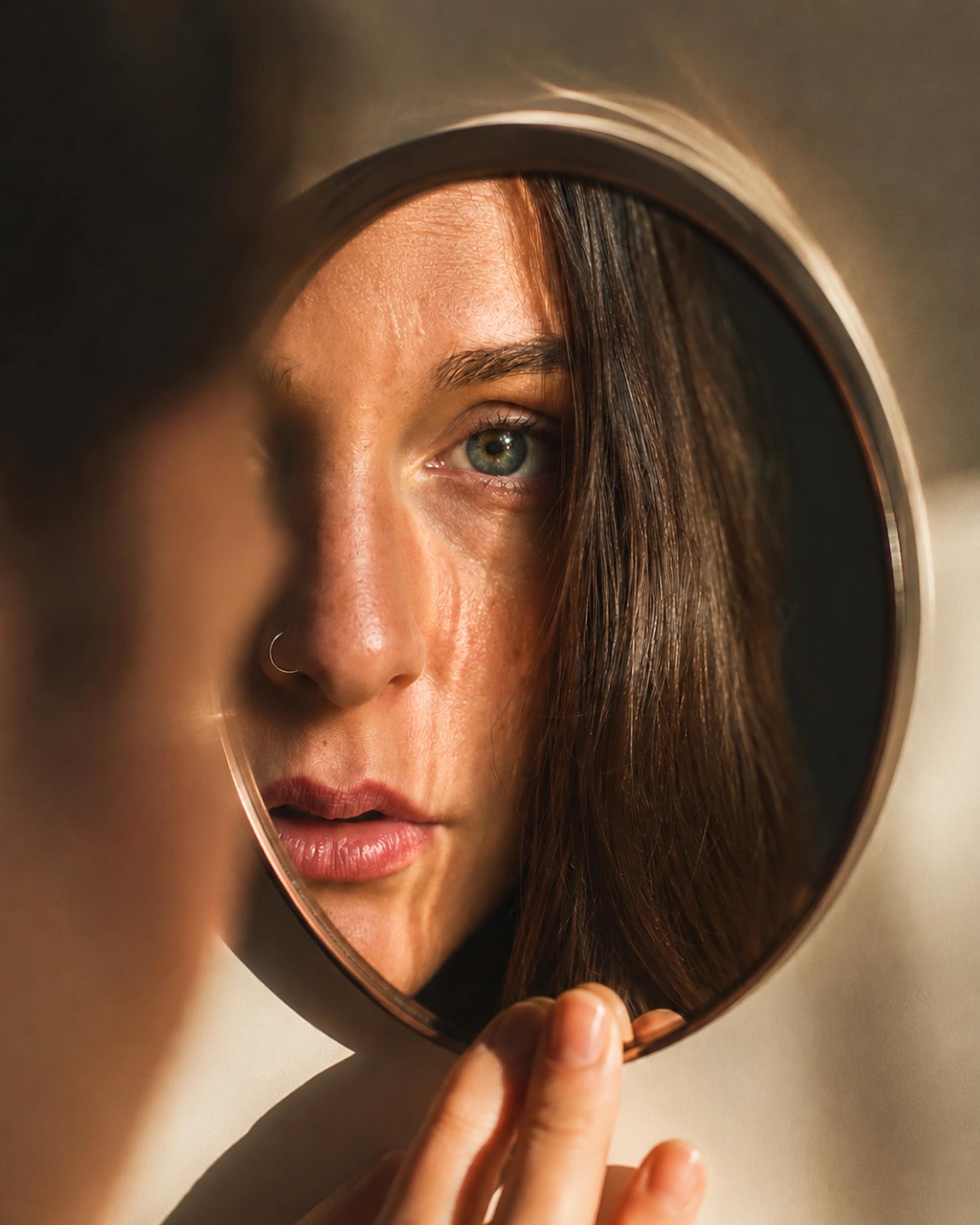 Vittoria riflessa in uno specchio tondo
