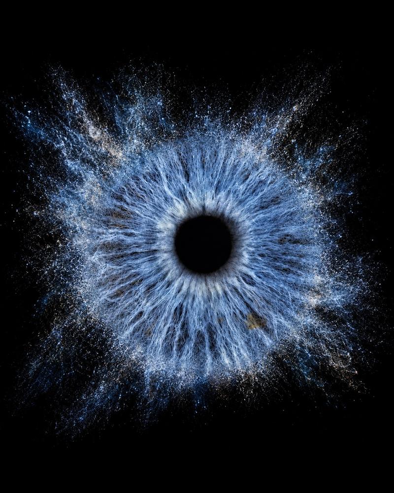 Iride azzurra che esplode in polvere di stelle