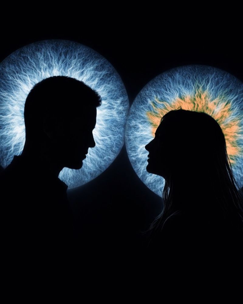 Silhouette di una coppia davanti alle loro iridi