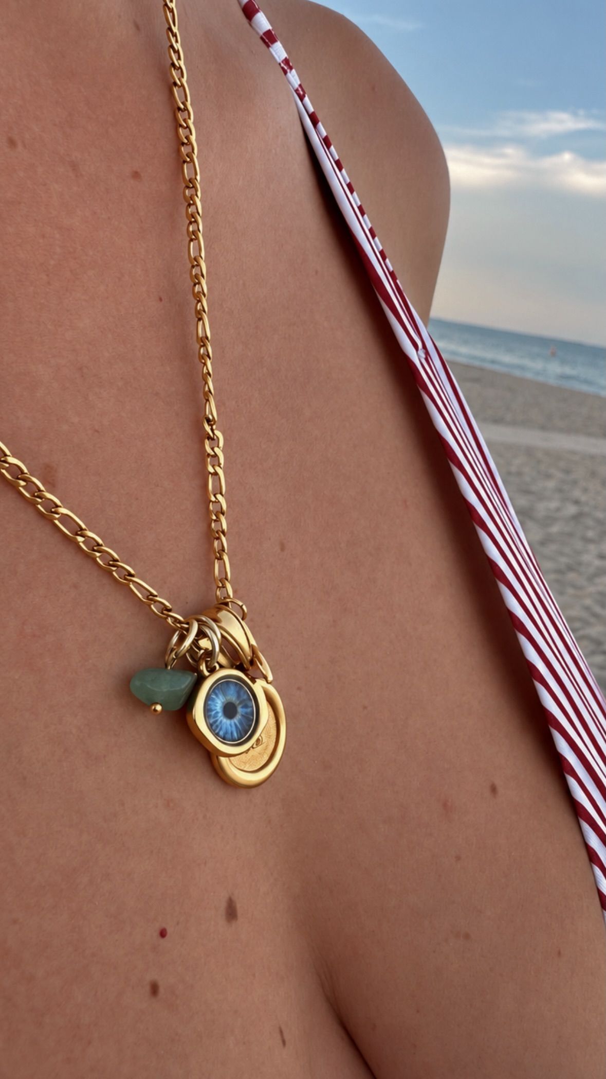 Collana dorata con iride azzurra e pietra verde