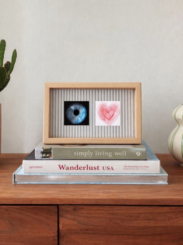 Cornice in legno con iride e disegno di un cuore