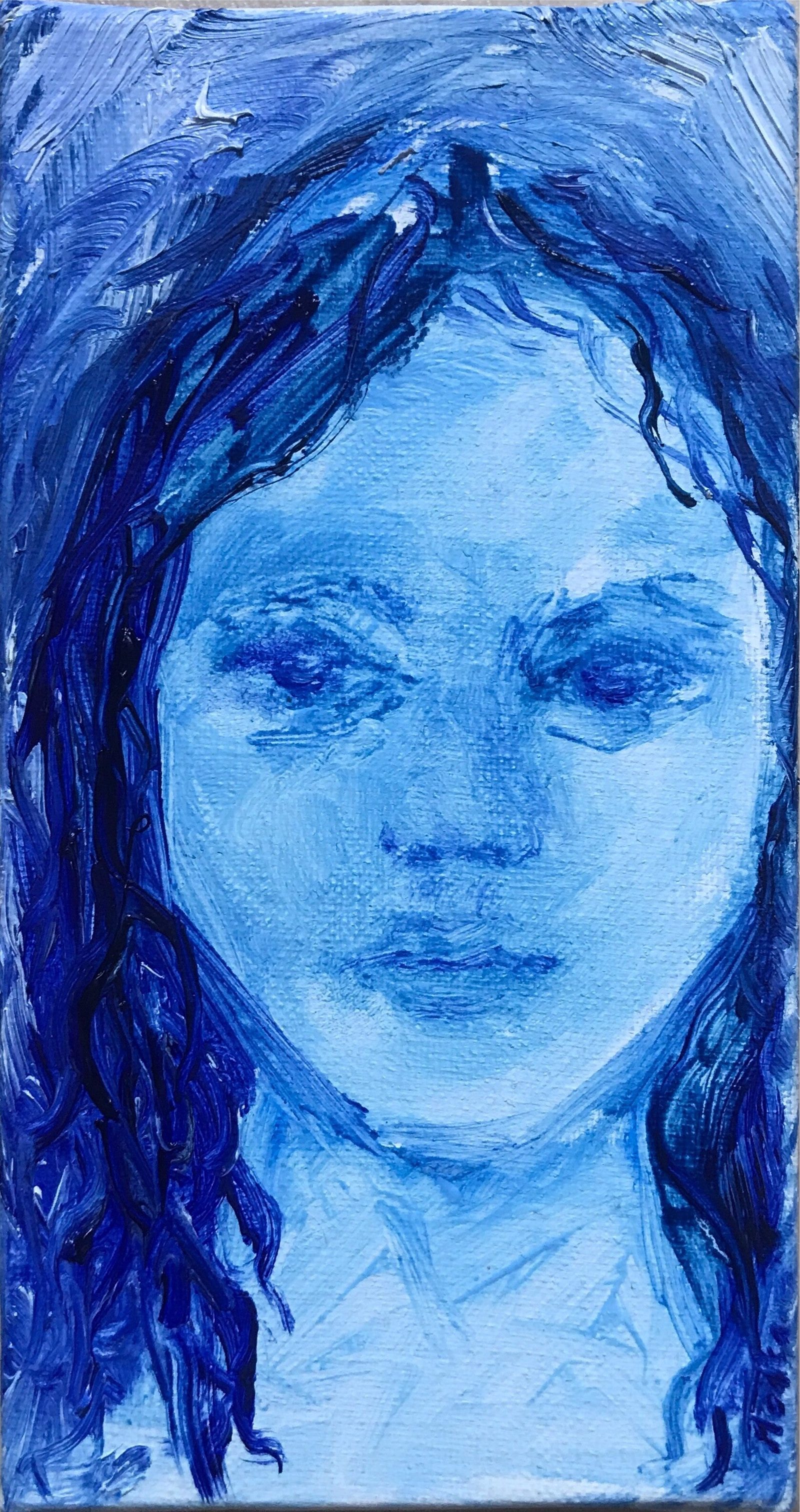Visage bleu aux longs cheveux sombres, sur une toile étroite.