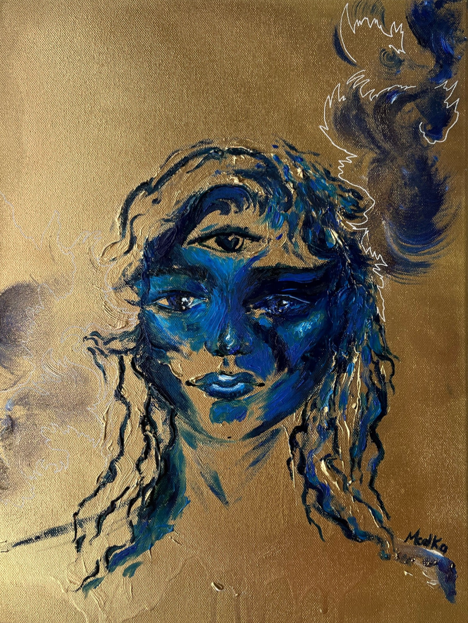 Visage bleu aux cheveux bouclés et aux volutes sombres, sur fond doré.