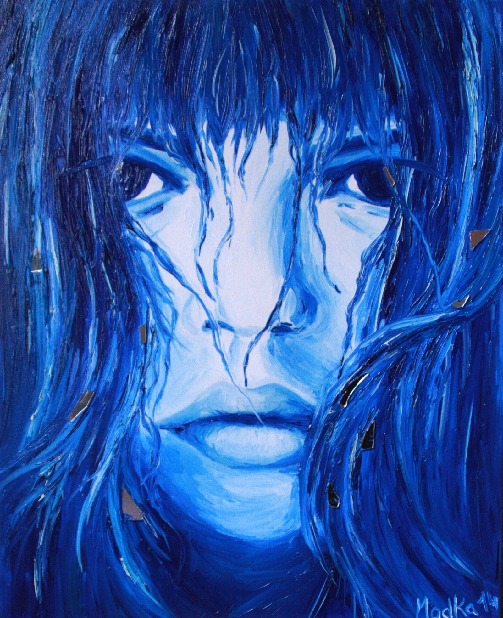 Visage féminin bleu traversé de mèches de cheveux mouillés.