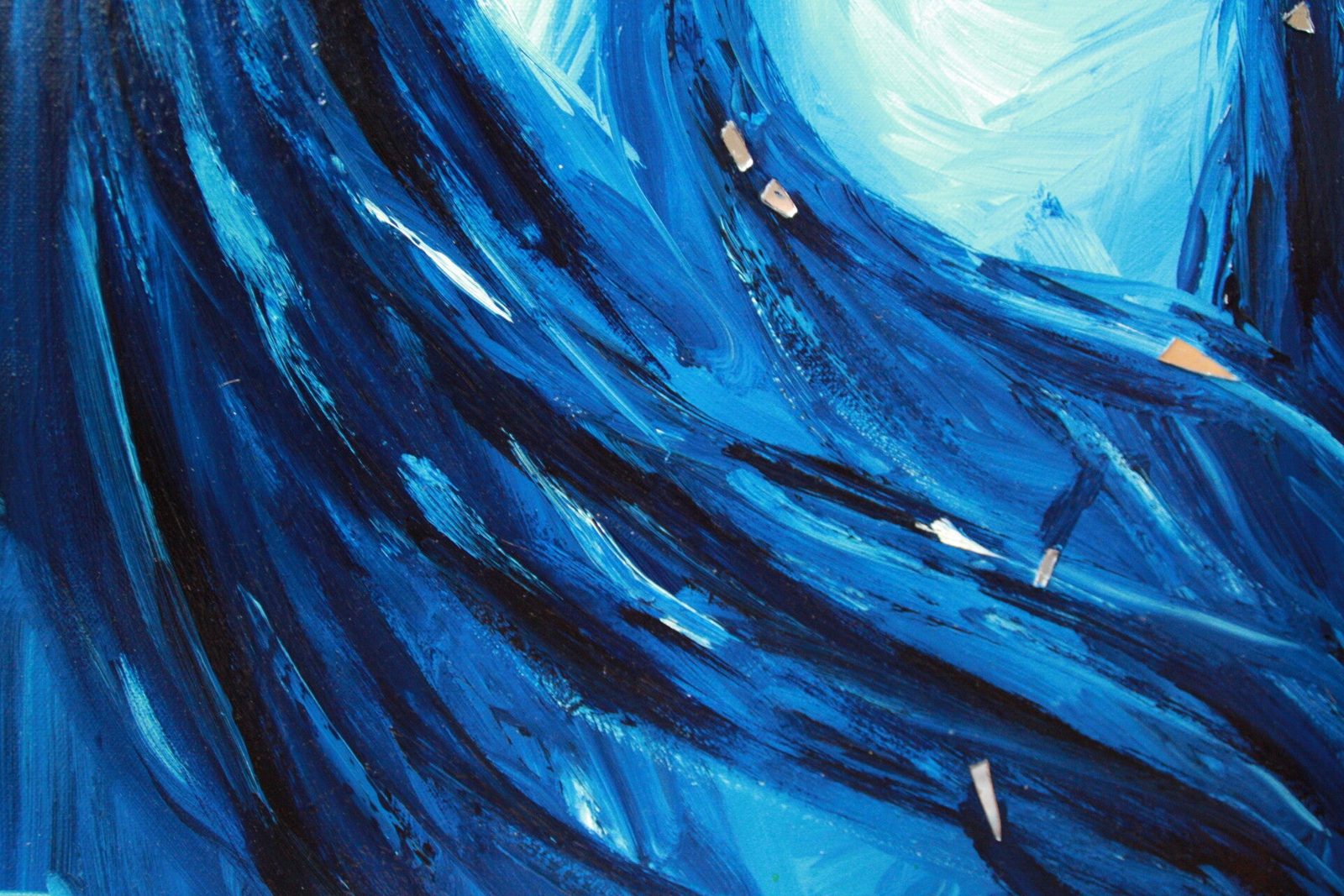 Détail de toile : coulées et vagues de bleu outremer, éclats dorés.