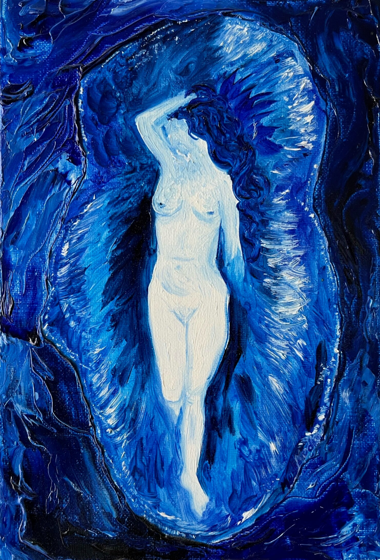Vénus pâle debout dans une coquille ovale, au milieu de remous bleu outremer.