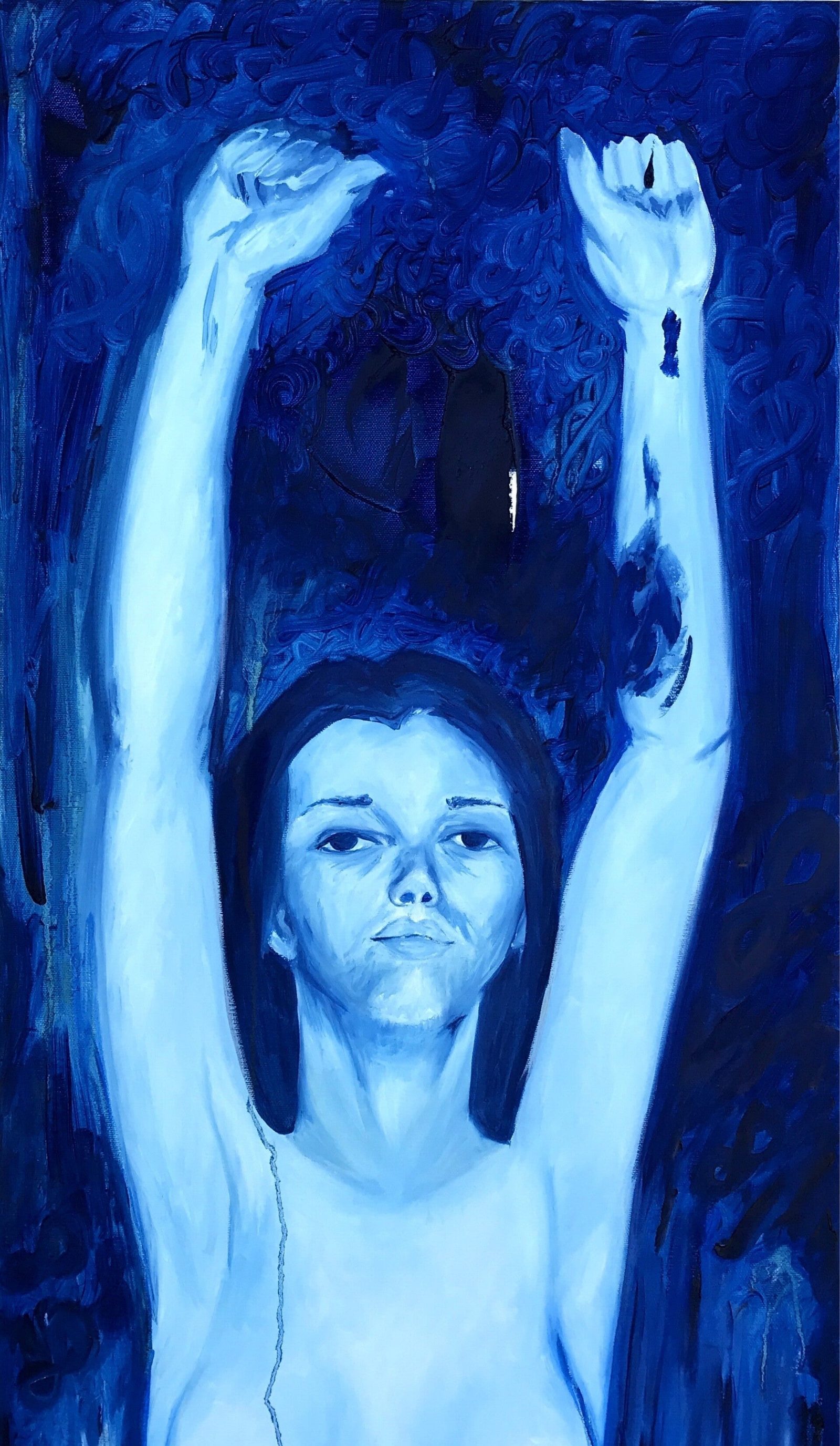 Femme bleue aux bras levés, émergeant d’un fond outremer.