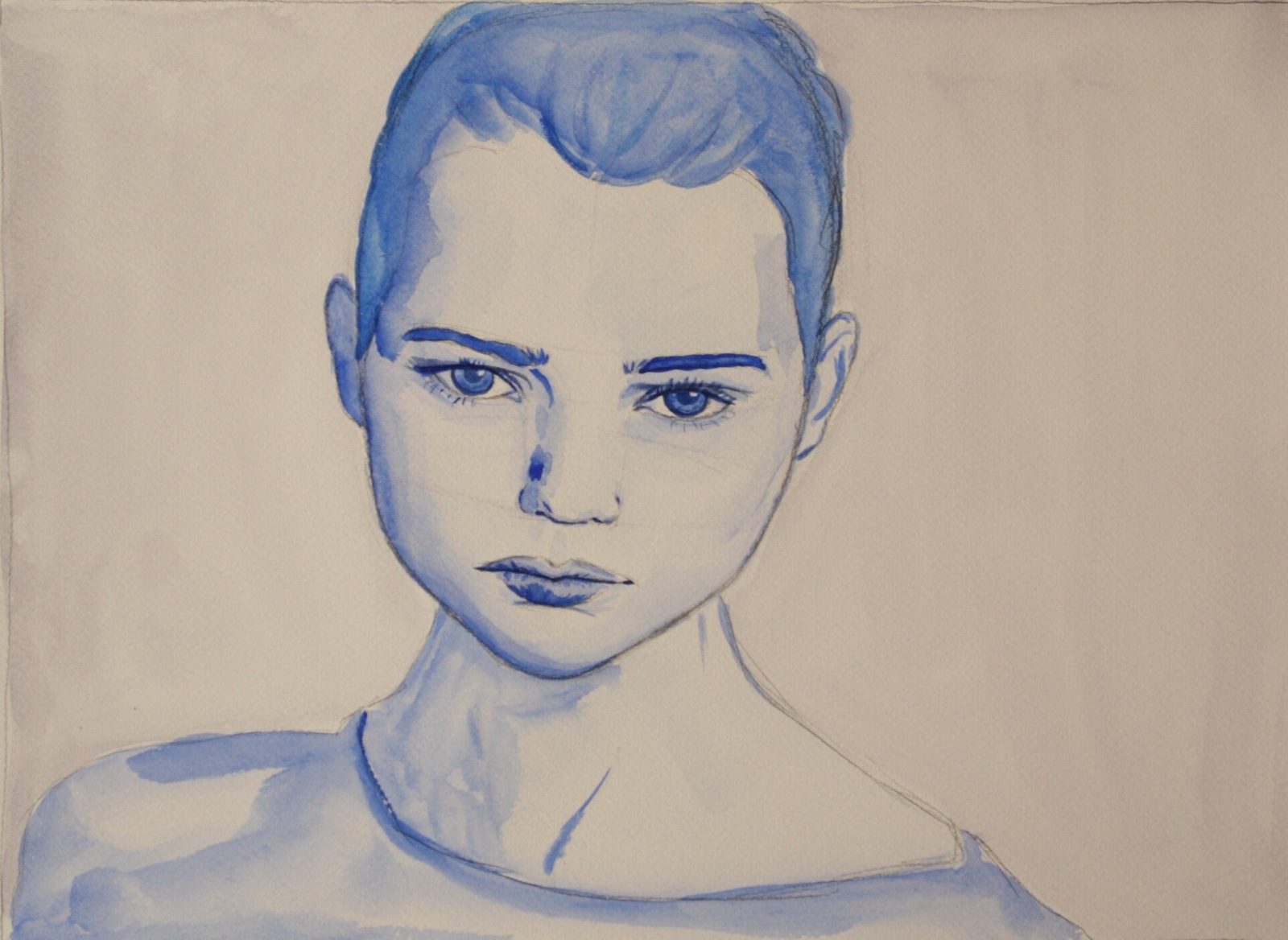 Portrait à l’aquarelle bleue, regard frontal, cheveux courts.