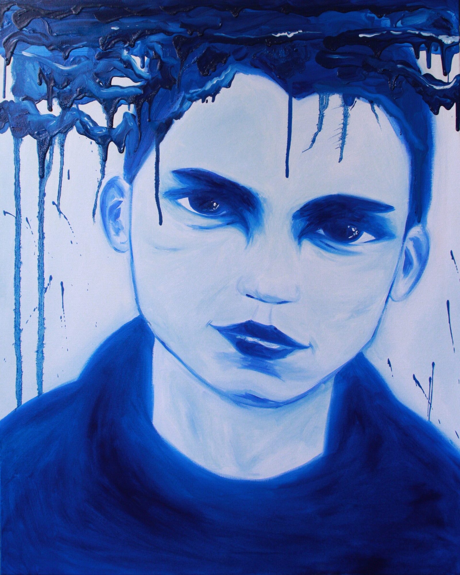 Portrait bleu aux cheveux courts, la peinture coulant en couronne.