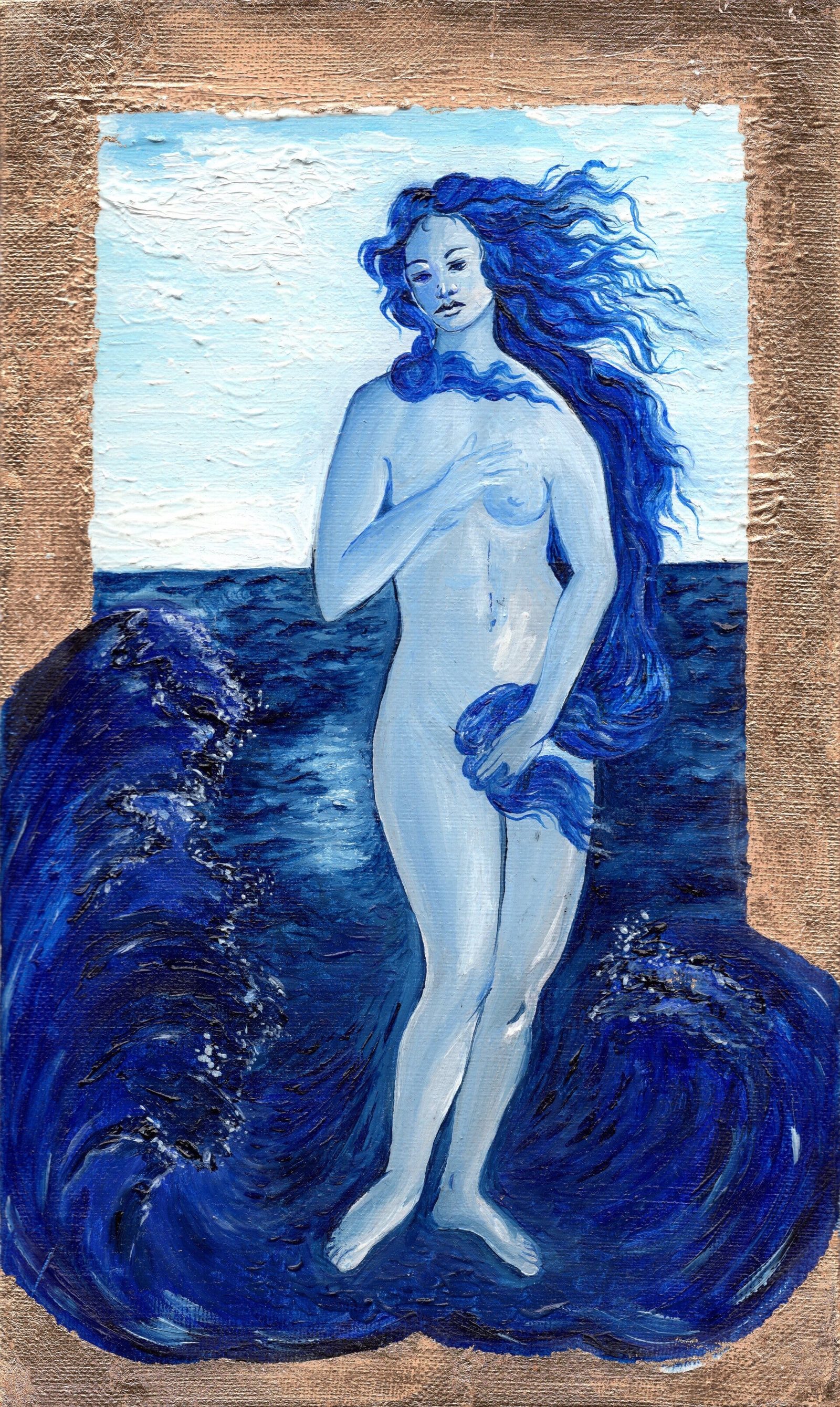 Vénus bleue debout sur les vagues, cheveux au vent, encadrée d’or.