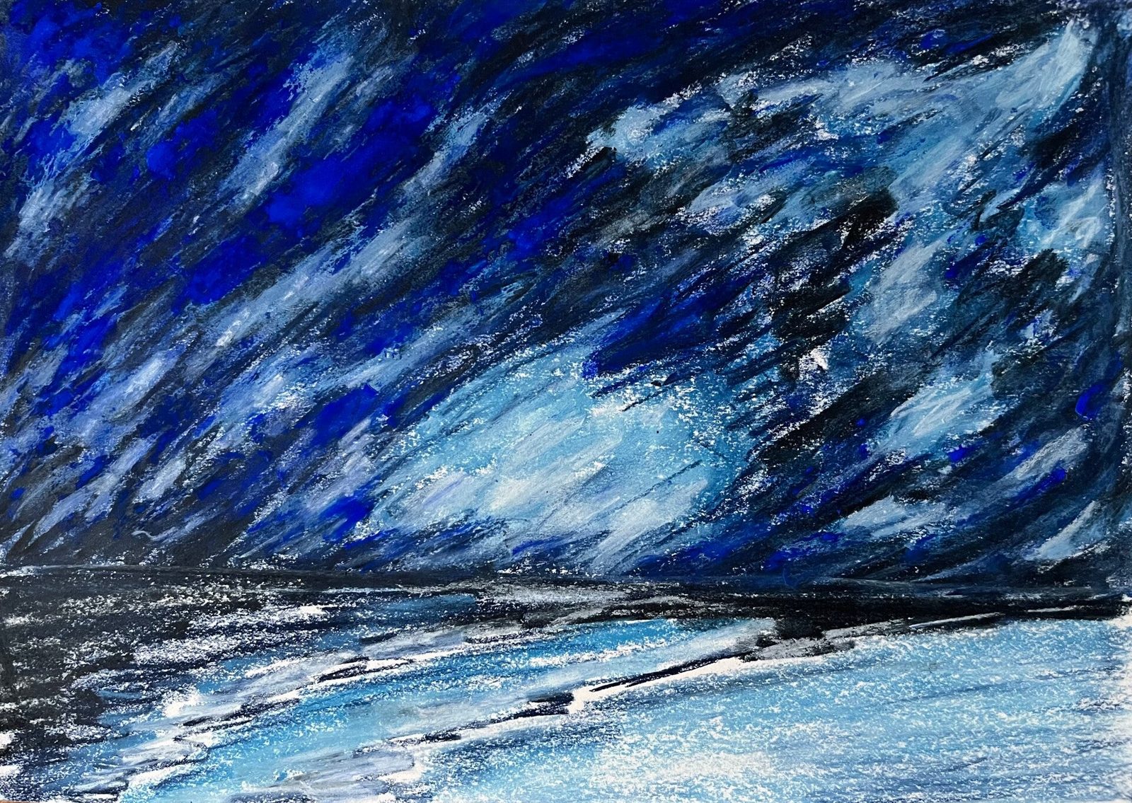 Ciel d’orage bleu nuit au-dessus d’une mer claire.