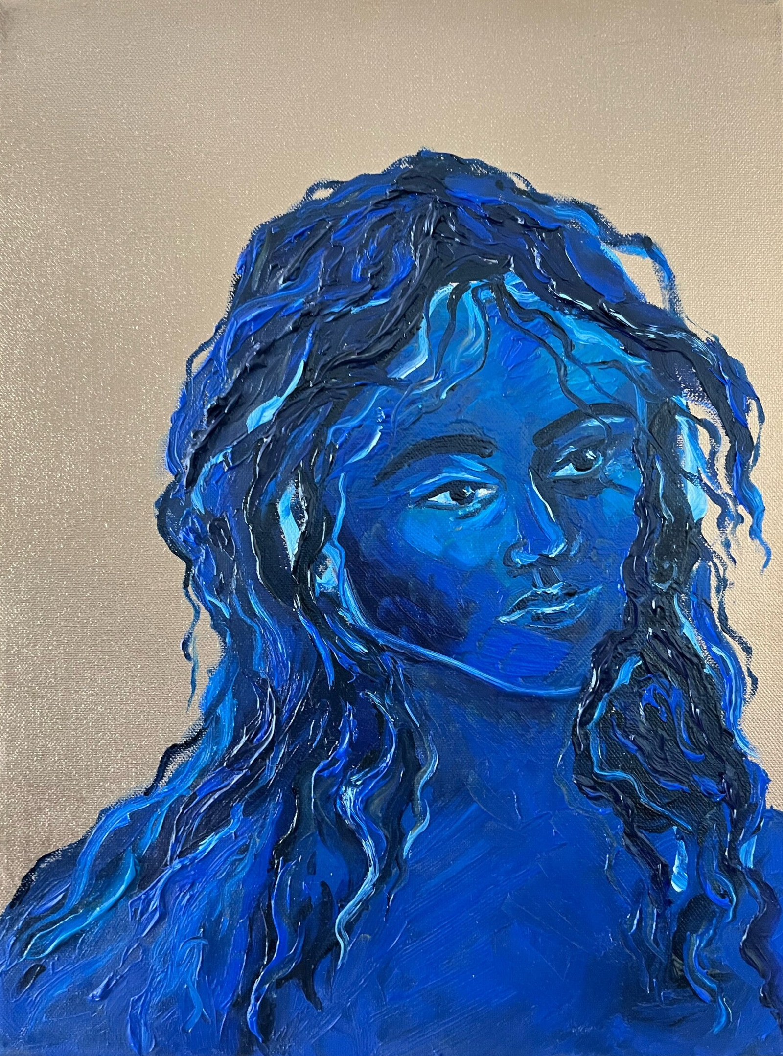 Visage féminin bleu outremer aux longs cheveux ondulés, sur fond doré.