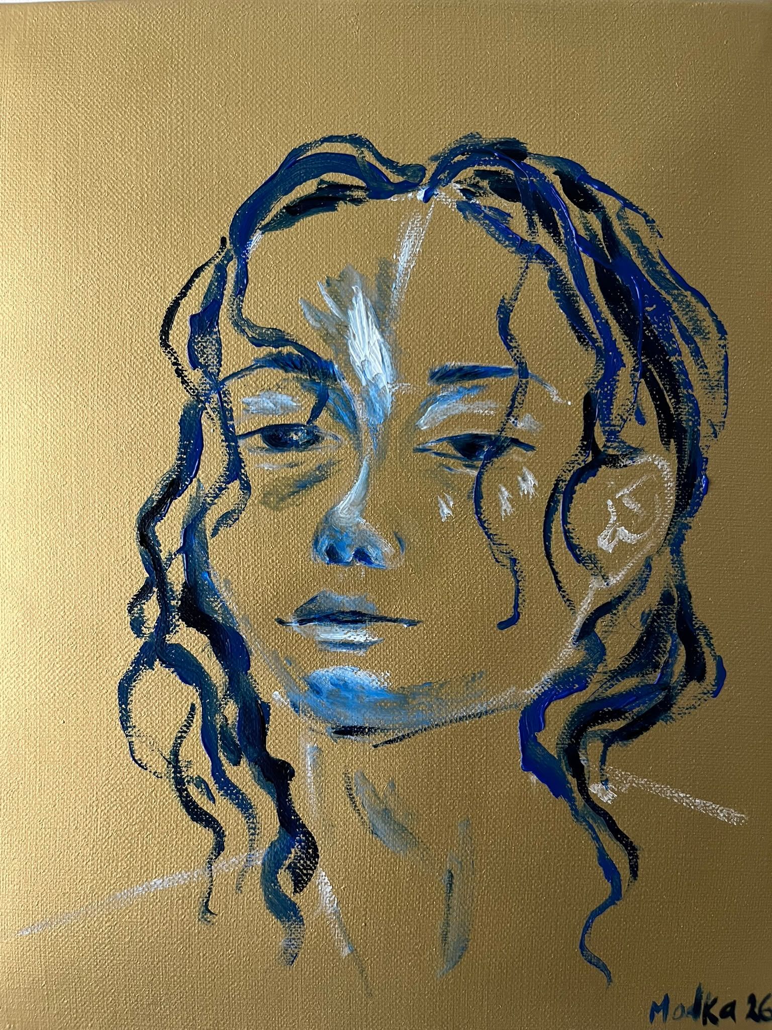 Portrait d’une jeune femme aux cheveux bouclés, peint en bleu outremer et blanc sur un fond d’or mat.