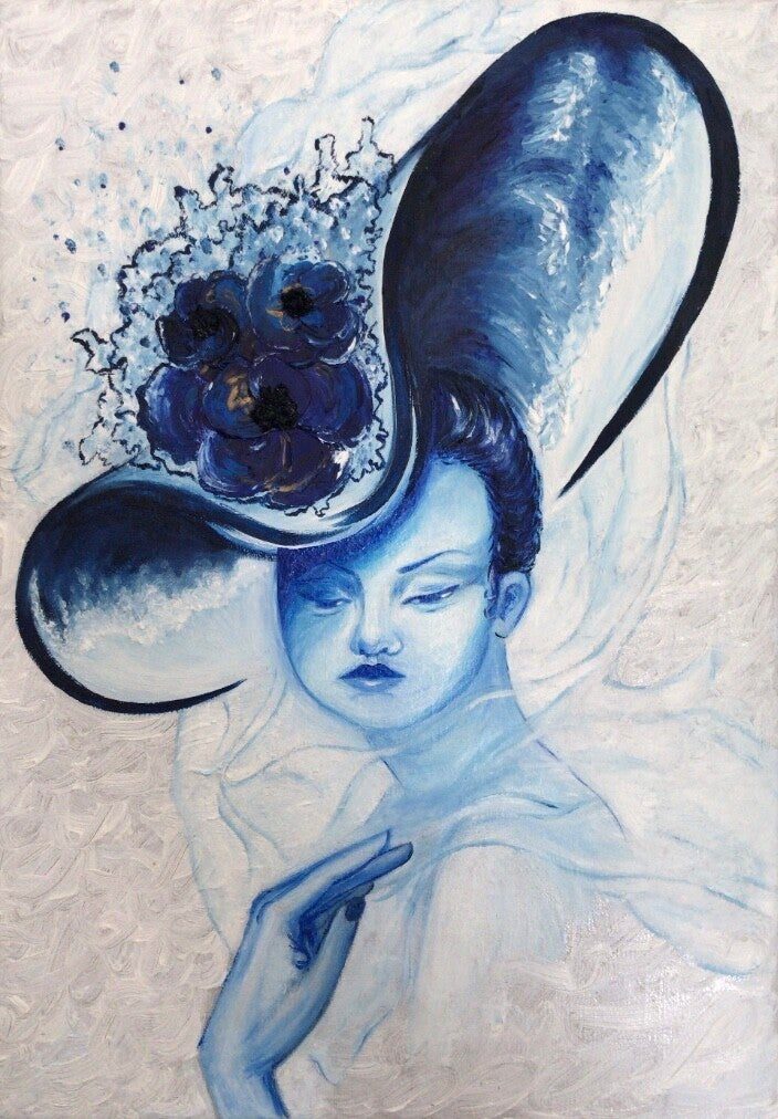 Femme coiffée d’une grande capeline bleue ornée de fleurs, sur un fond nacré.