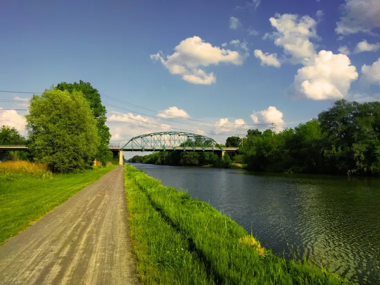 Trail along erie canal